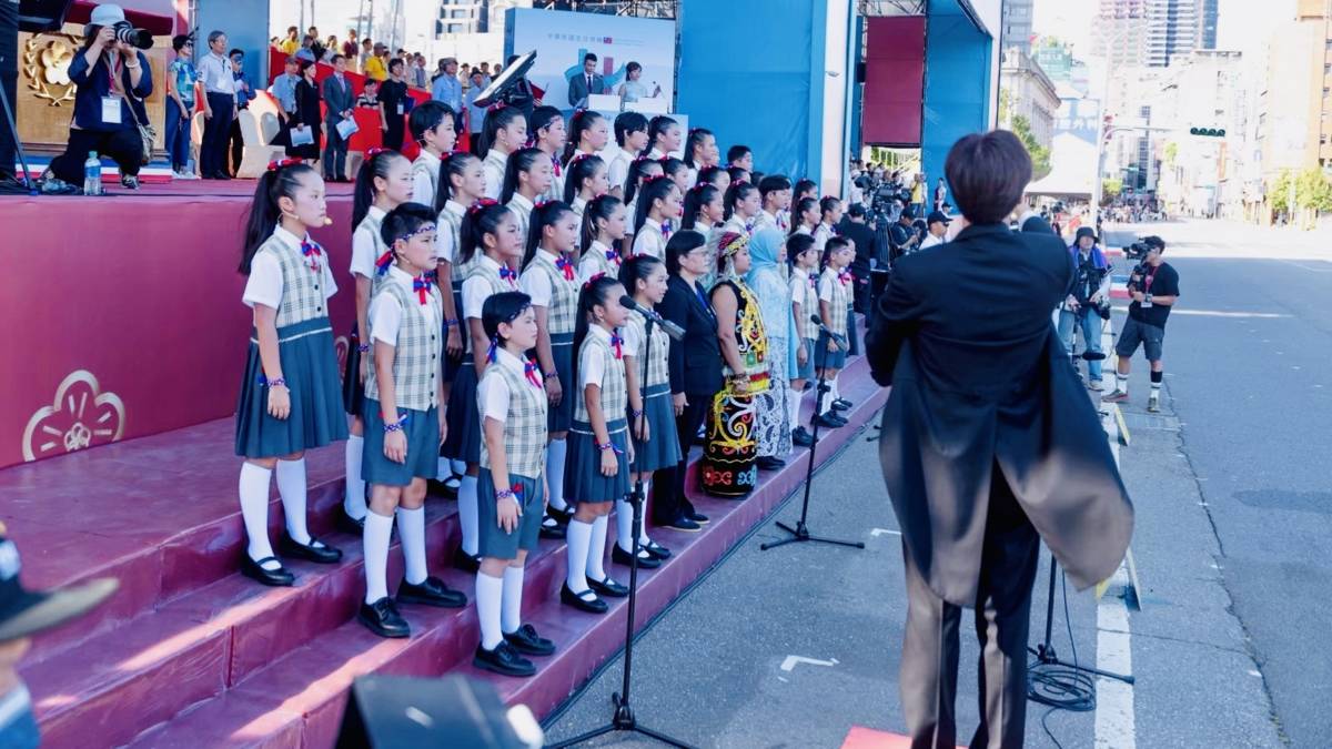 在雙十國慶，彰化大村國小合唱團的歌聲在凱道響起