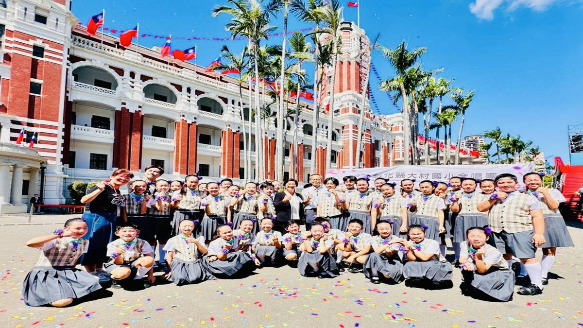 在雙十國慶，彰化大村國小合唱團的歌聲在凱道響起