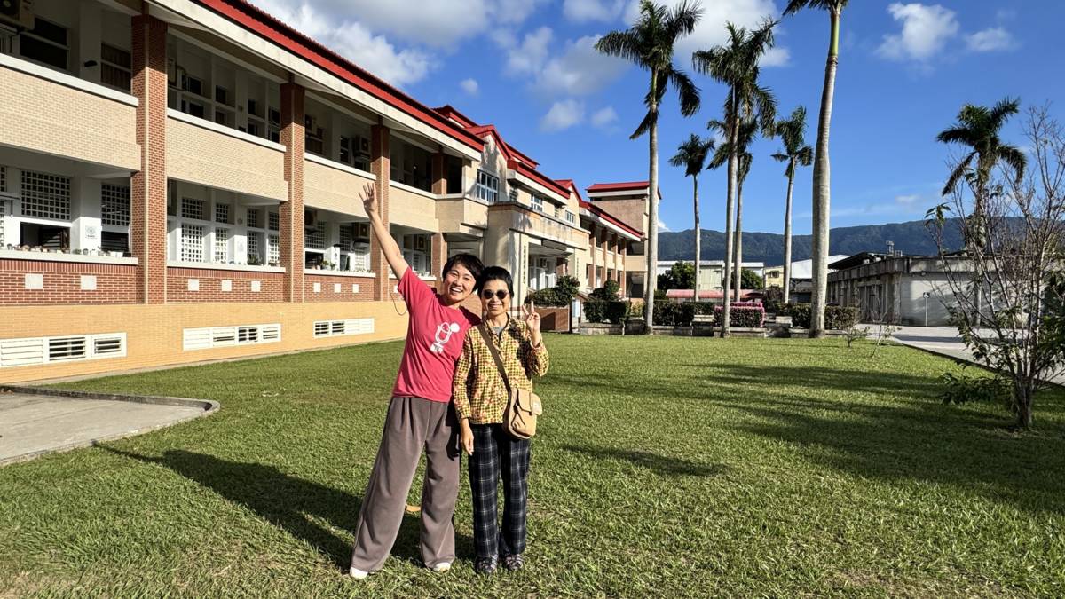 114年師鐸獎得主 池上國中張淨宜老師(右)