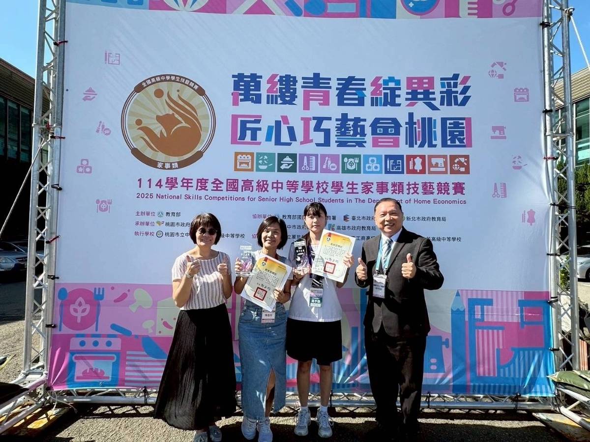 廖芷萱（右二）以專業表現拿下「餐飲服務」職種全國優勝第15名