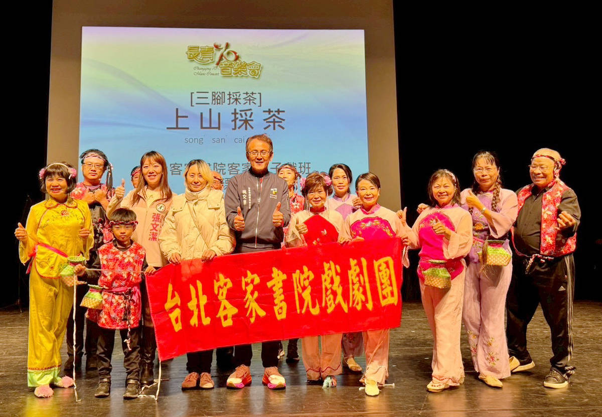 臺北客家書院客家戲曲親子班 參與長青70音樂會演出 與台北市客委會吳文德主委合照