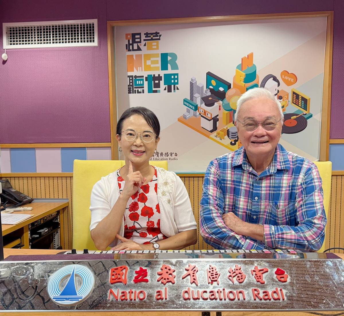 主持人香香與曾喜城教授合照