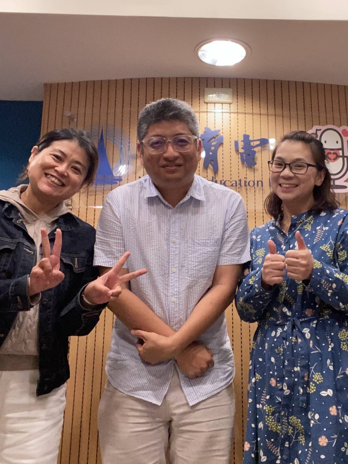 麻河時光的創辦人張國強和主持人合影