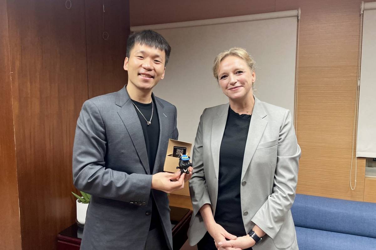 運動部李洋部長向瑞典駐臺代表任荷雅分享運動部願景並獲贈臺瑞友好吉祥物。(運動部提供)