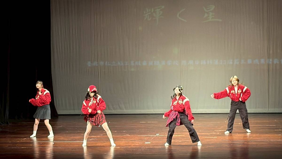 高三學生在畢展上展演精彩舞蹈