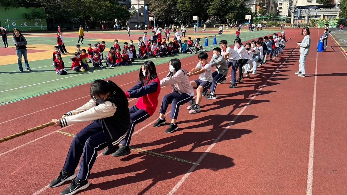 113學年度「健康體位績優學校遴選」-特優-新北市永和區秀朗國民小學-六年級班際拔河比賽

全國小學班級數、學生數最多的新北市永和區秀朗國民小學榮獲 113學年度「健康體位績優學校遴選」特優，校內融合健康體位相關課程與活動選擇多元，讓孩子們規律運動、且動手製作美食，瞭解食物相關知識，進而健康樂食。設立「健康兒童獎」，獎勵符合視力正常、口腔零齲齒、窩溝封填四顆、體位適中等四項條件的畢業生，113學年度超過百位學童獲獎。另學校定期舉行社區瓦磘溝巡禮、秀朗盃、師生數十個動態性社團、運動社群等，師生亦邀請家長、社區居民一起身體力行活出健康人生！

採訪：新北市永和區秀朗國民小學學務處黃啟宗主任、賴瑾萱衛生組長、603生潘彥竹、520生王芷寧
