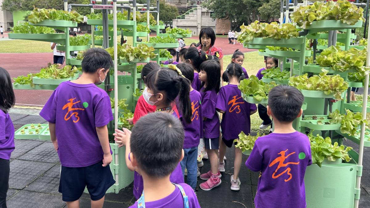 113學年度「健康體位績優學校遴選」-特優-新北市永和區秀朗國民小學-蚓菜共生-學生種植水耕蔬菜