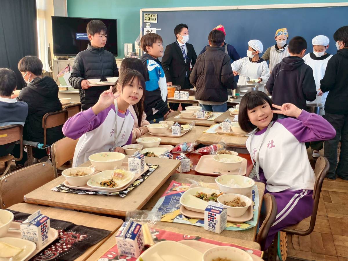 桃園社子國小學生與榮小學學生一起共用午餐