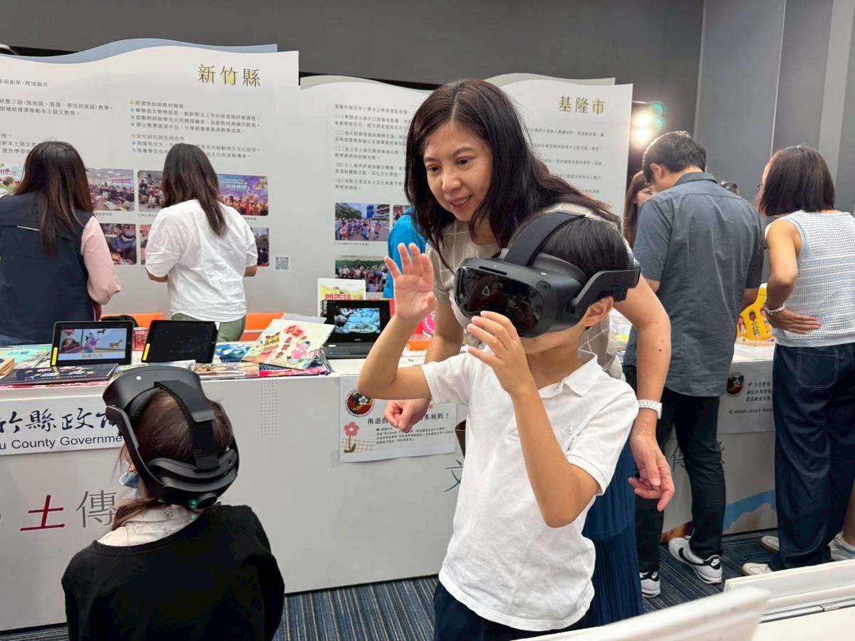 臺北市教育局在2025全國本土語文論壇展出「親近海洋」、「認識校園」兩套本土語文VR教材