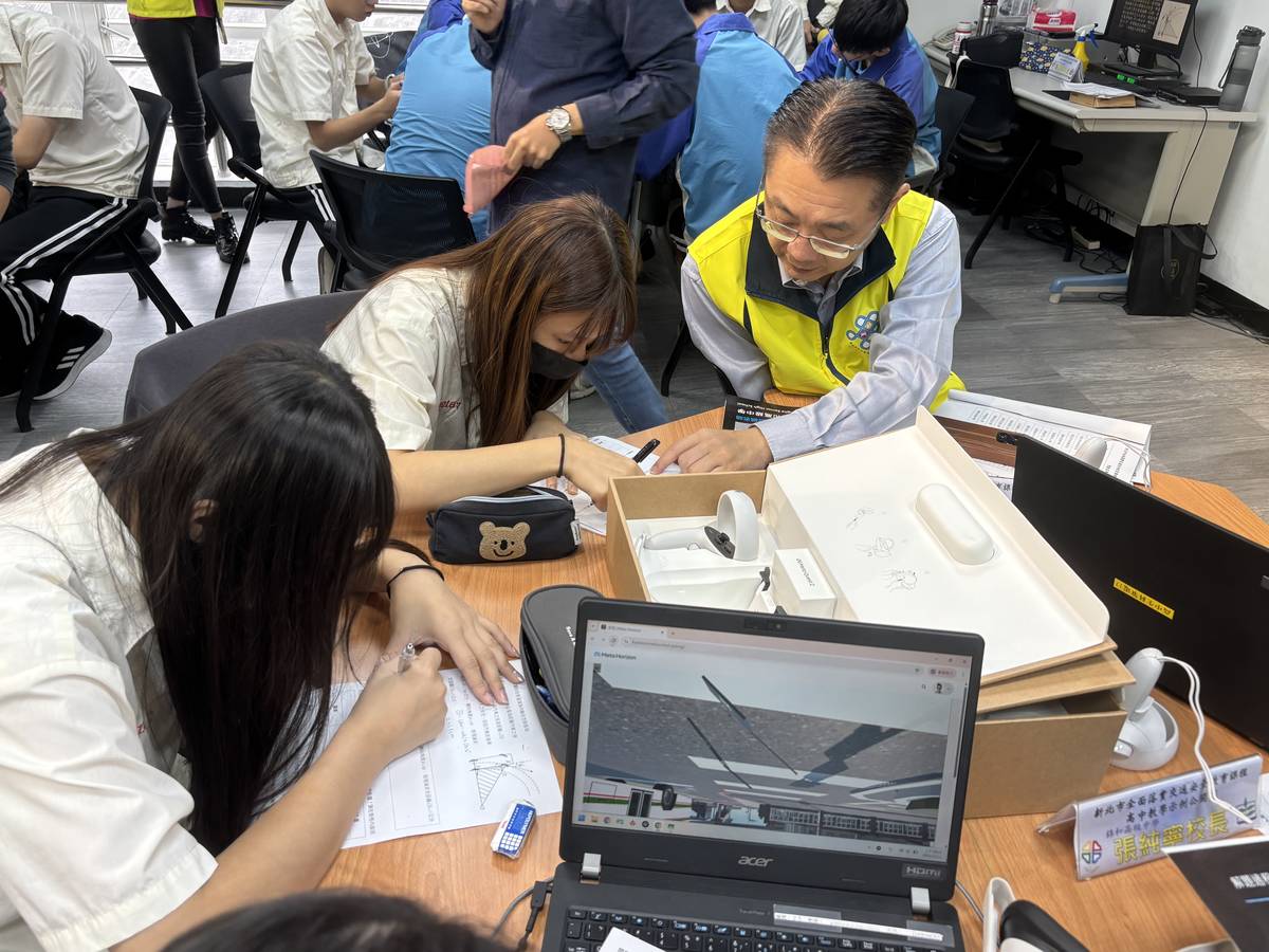 副局長與學生互動