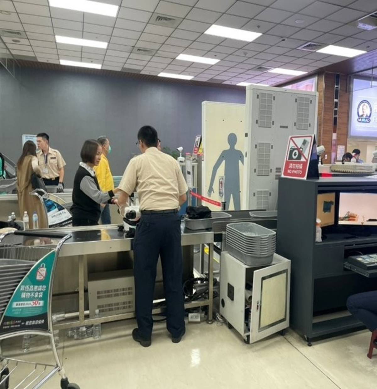 替代役男協助旅客安檢