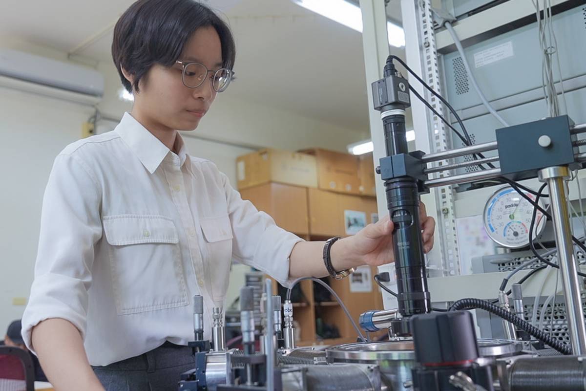 5 光電科學學系郭娟瑋榮獲TSIA 2025半導體獎博士研究生類