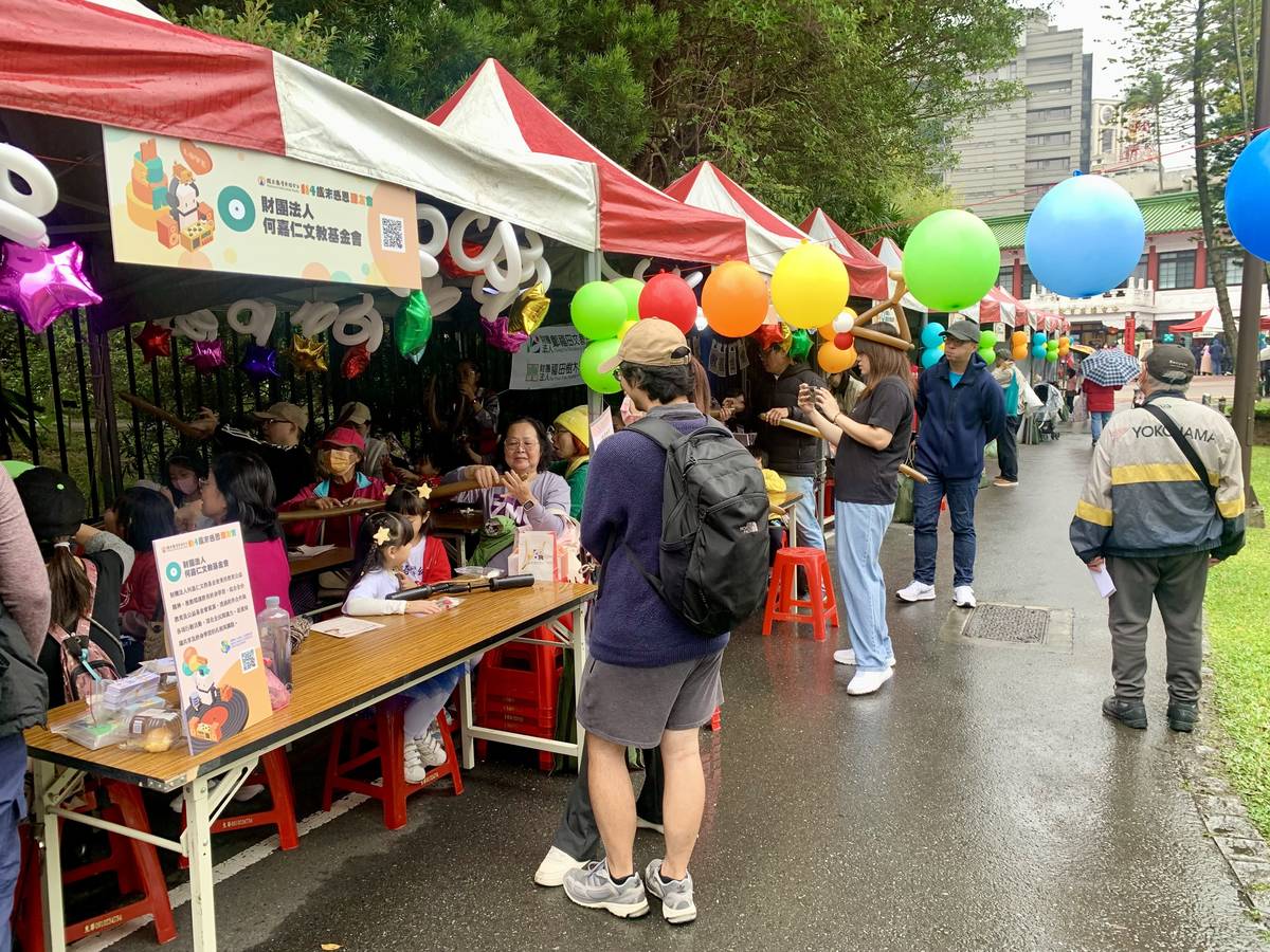 教育電臺「歲末感恩聽友會」園遊會，雖然陰雨綿綿仍吸引許多民眾參與 (記者攝)