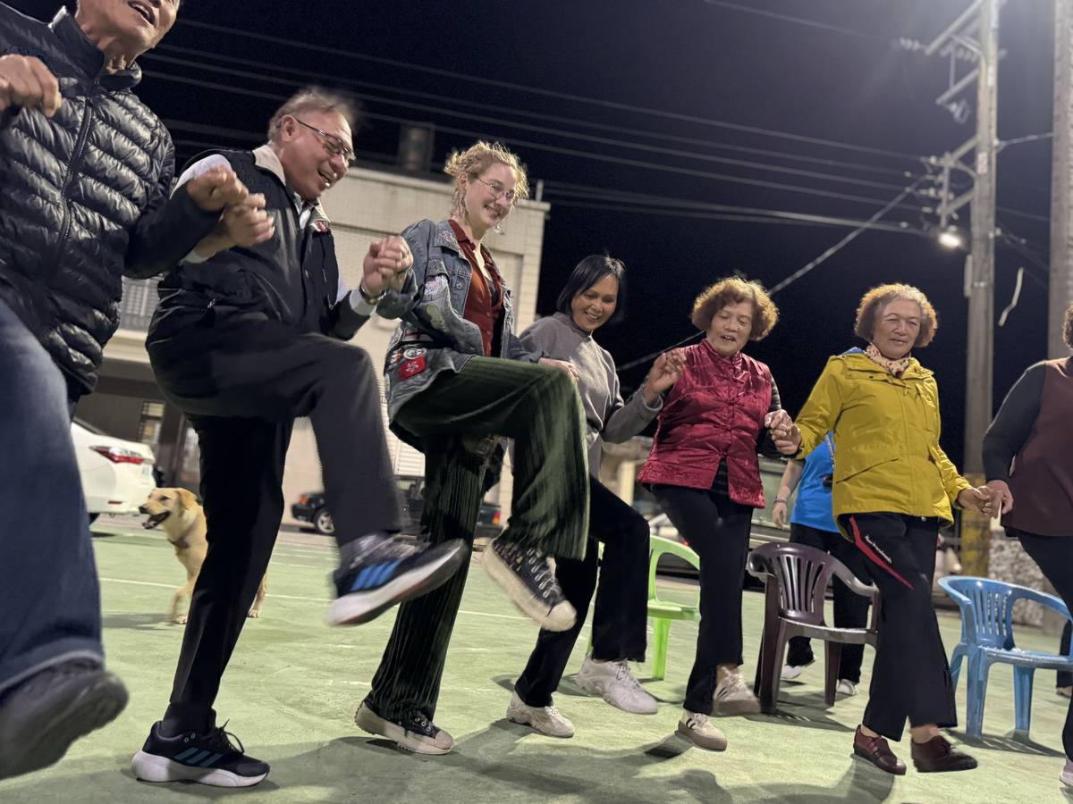 學生向港口部落耆老學習阿美族迎賓舞 (基金會提供)