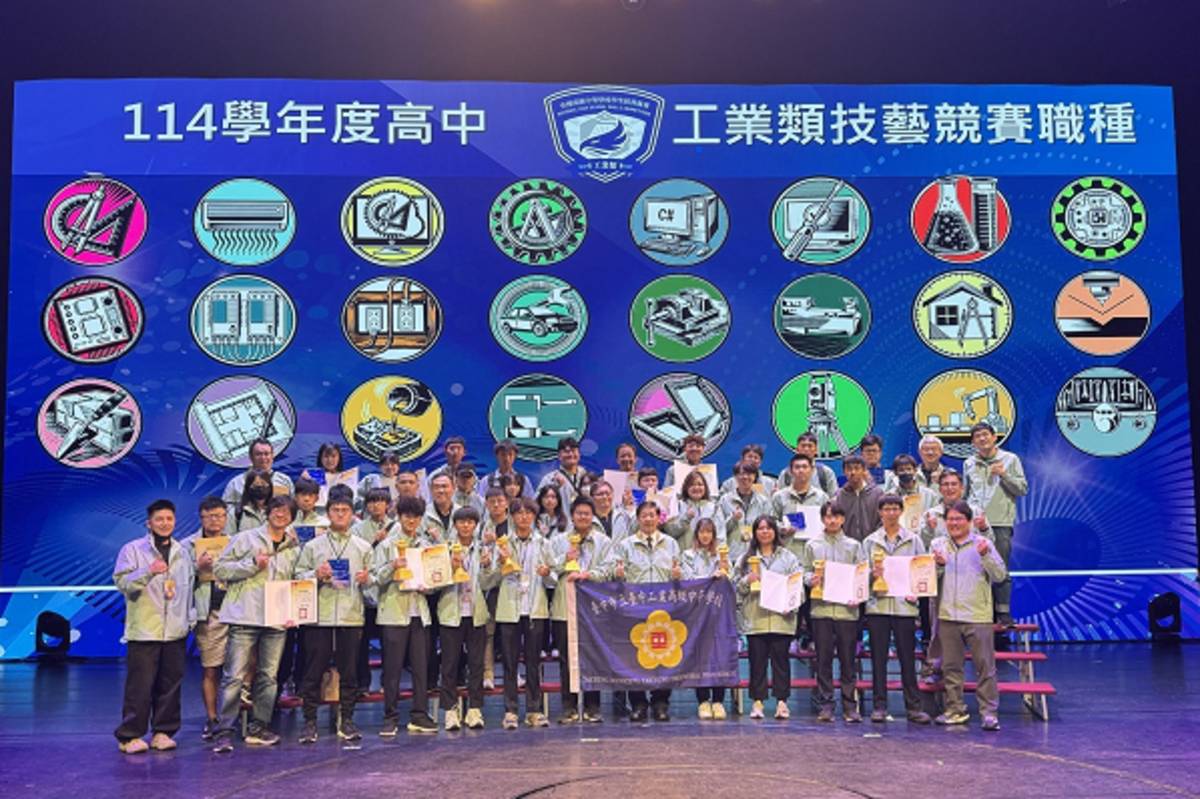 臺中高工獲獎師生合影