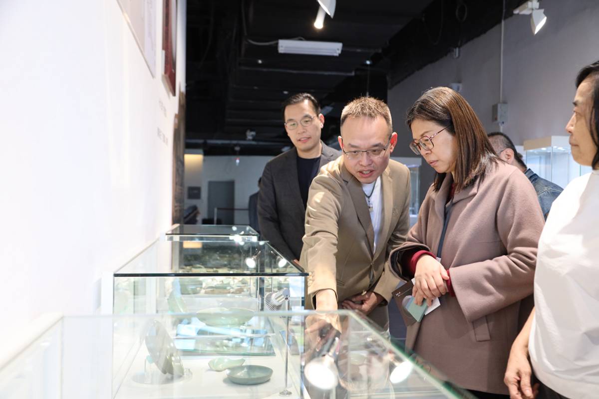 《天青叩寂》系列講座十二月在國立臺灣美術館 2F 多媒體講堂展開，首場活動即湧入滿場聽眾，反應熱烈。

