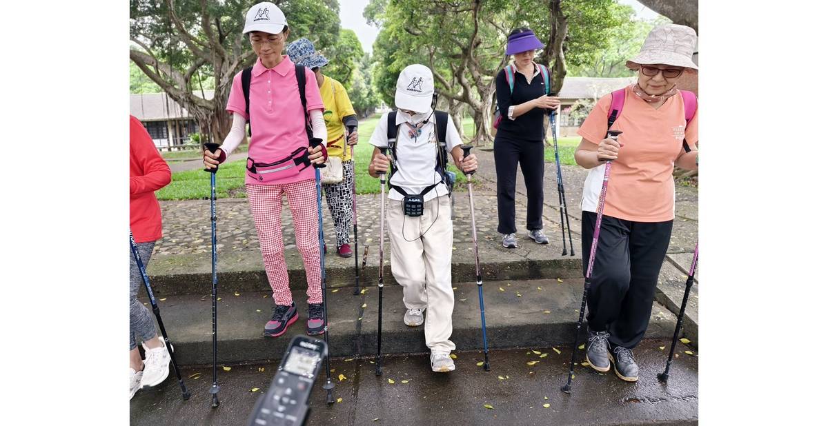 台灣北歐式健走秘書長 楊正華(前排中)，帶領民眾下樓梯方式關鍵