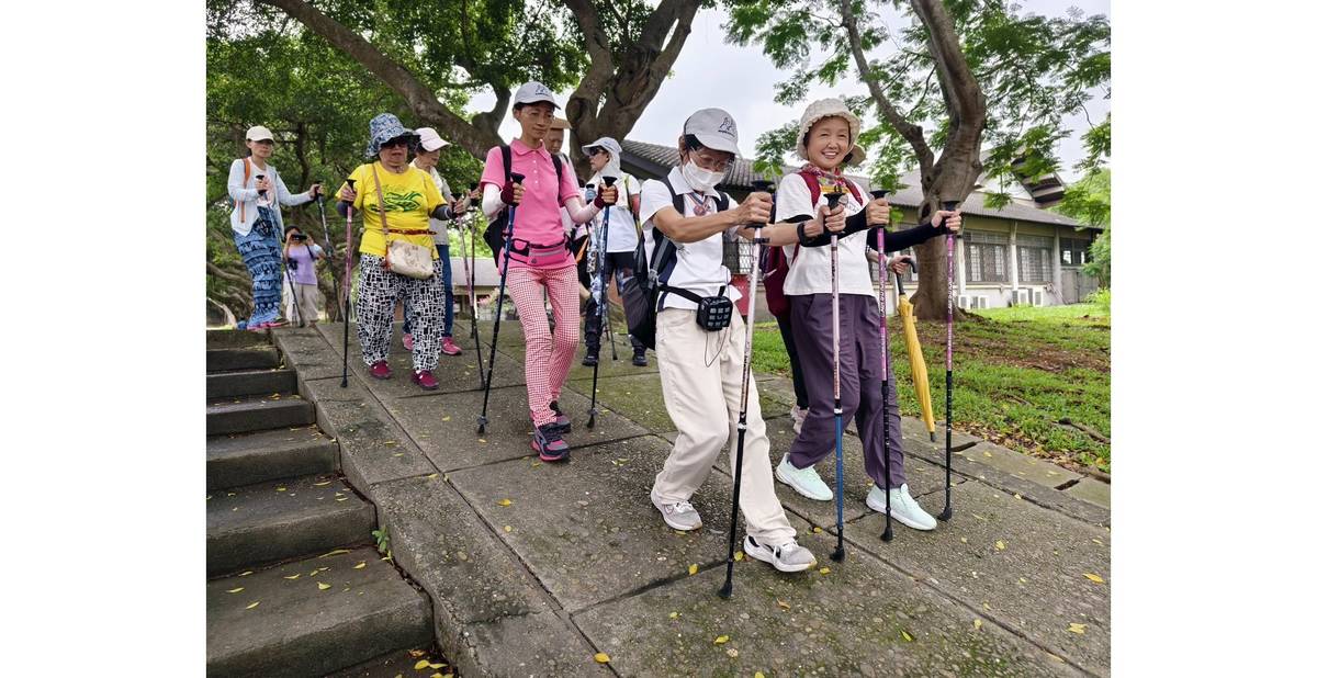 台灣北歐式健走秘書長 楊正華(前排左一)，帶領民眾下坡方式的關鍵