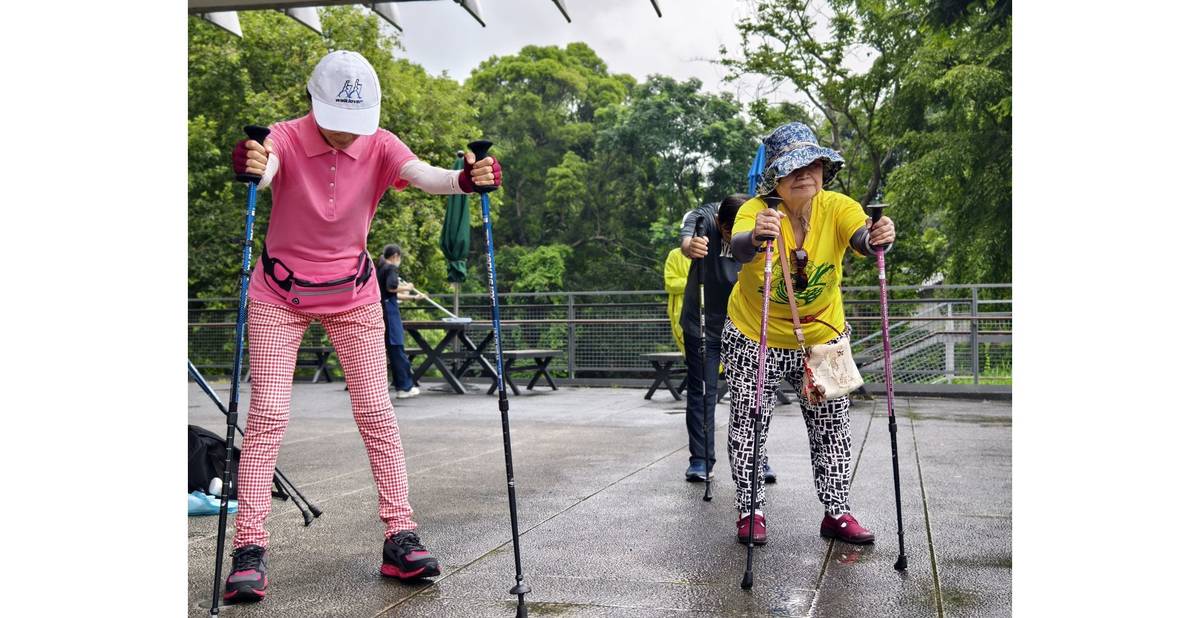 進行暖身操，台灣北歐式健走志工朱藥師。