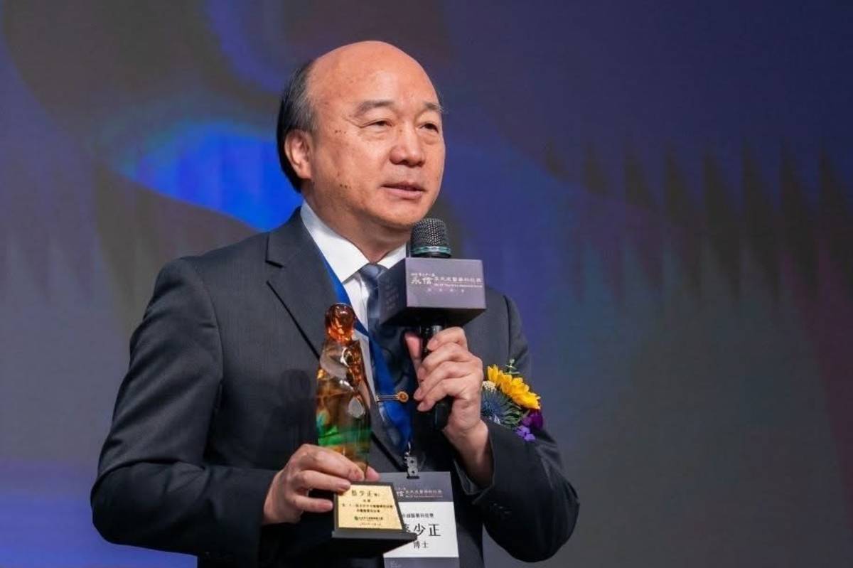 對醫藥發展貢獻傑出 中正大學蔡少正校長獲醫藥科技獎