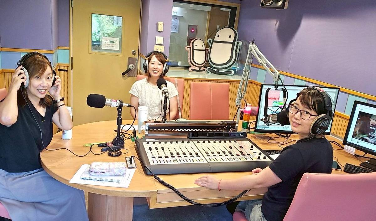 由左到右為主持人米果、來賓雨宮優、主持人梅英