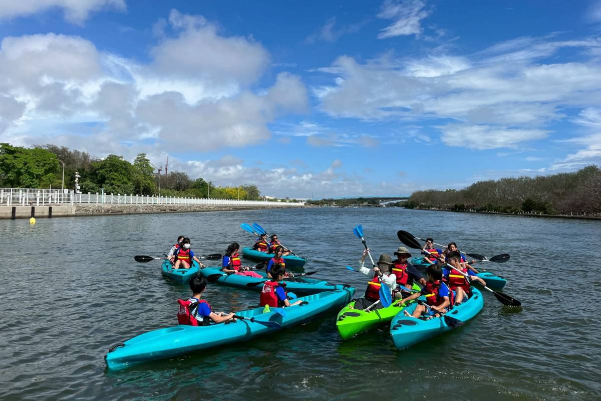 臺南市億載國小漁光分校-勇闖海洋秘境獨木舟體驗(教育部提供)