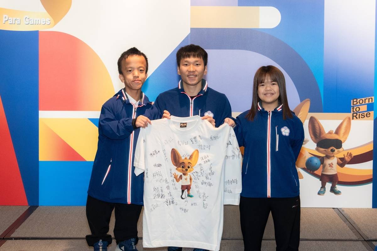 代表團為表示對運動部支持的感謝，由羽球混雙奪金的吳于嫣(右)、林家翔(左)選手致贈部長本屆大會吉祥物紀念衫。