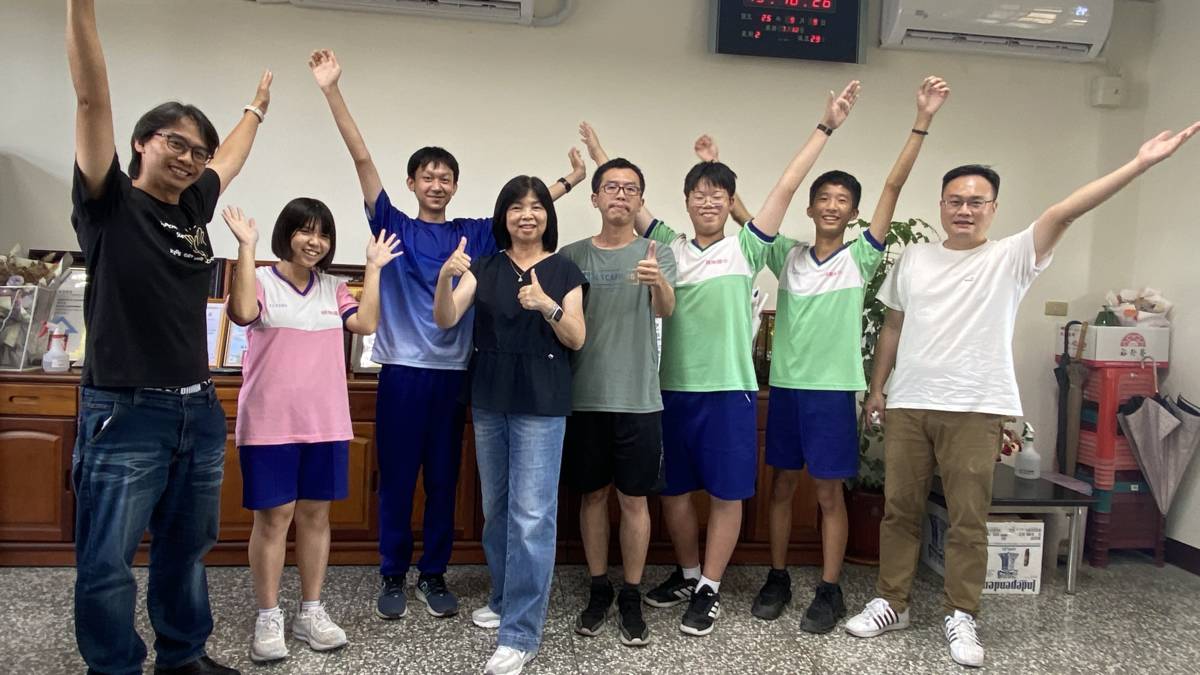 照南國中師生合影