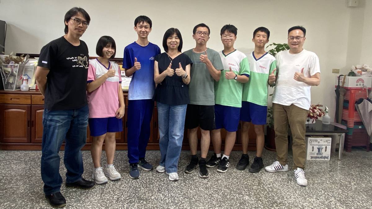 照南國中師生合影