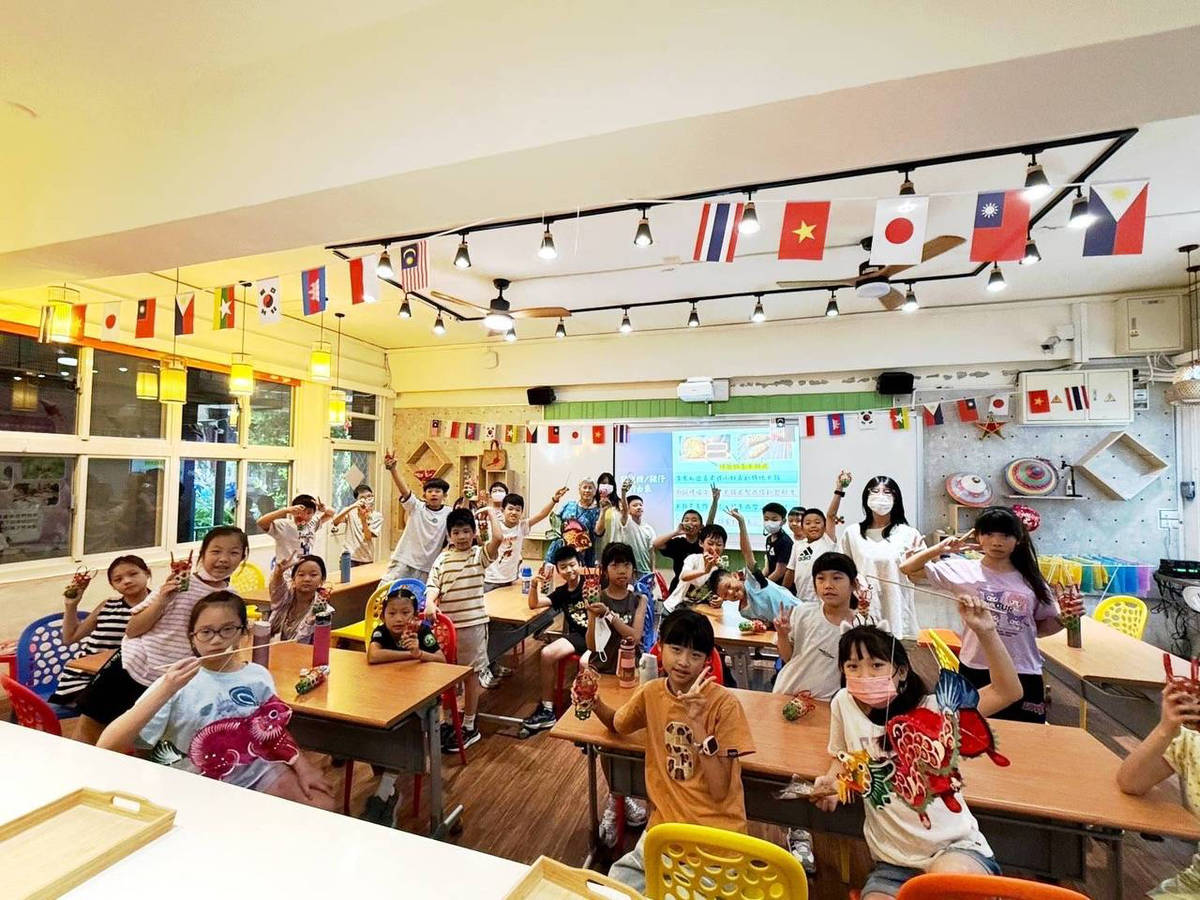 馬來西亞教支老師黃寶雲老師在課堂上介紹馬來西亞中秋節特色及製作豬籠餅月餅。