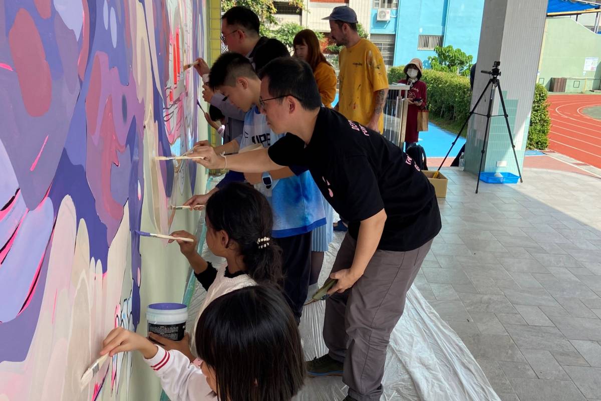 北市大附小攜手比利時藝術家Psoman共創壁畫