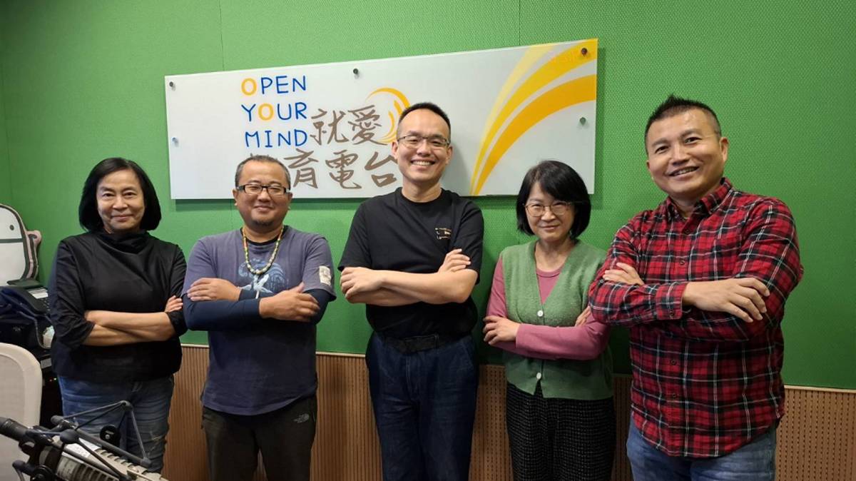 賴慕芬華巍藝術新聞總監 阜春居主持人陳柏磬 靖影是主持人洪銘廣  與常罡合影
