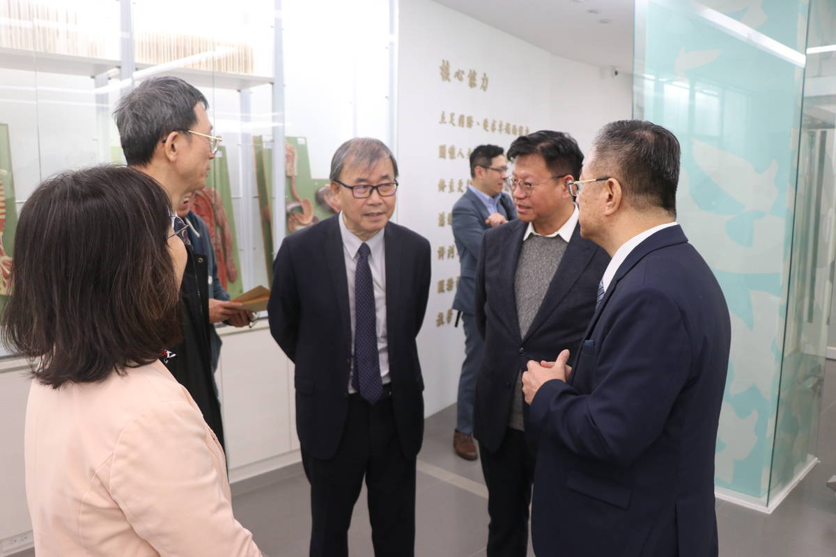 教育部部長鄭英耀(中)參訪馬偕醫學大學。(馬偕醫大提供)