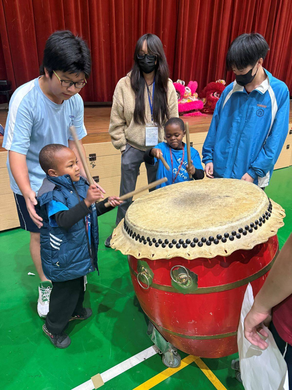 非洲賴索托學童參訪北市忠孝國中，體驗舞龍舞獅