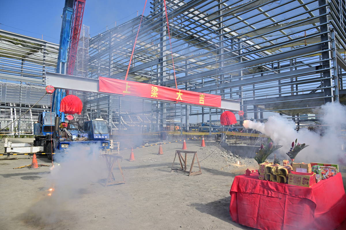 重型海洋科儀自研自製基地上梁。(國研院海洋中心提供）