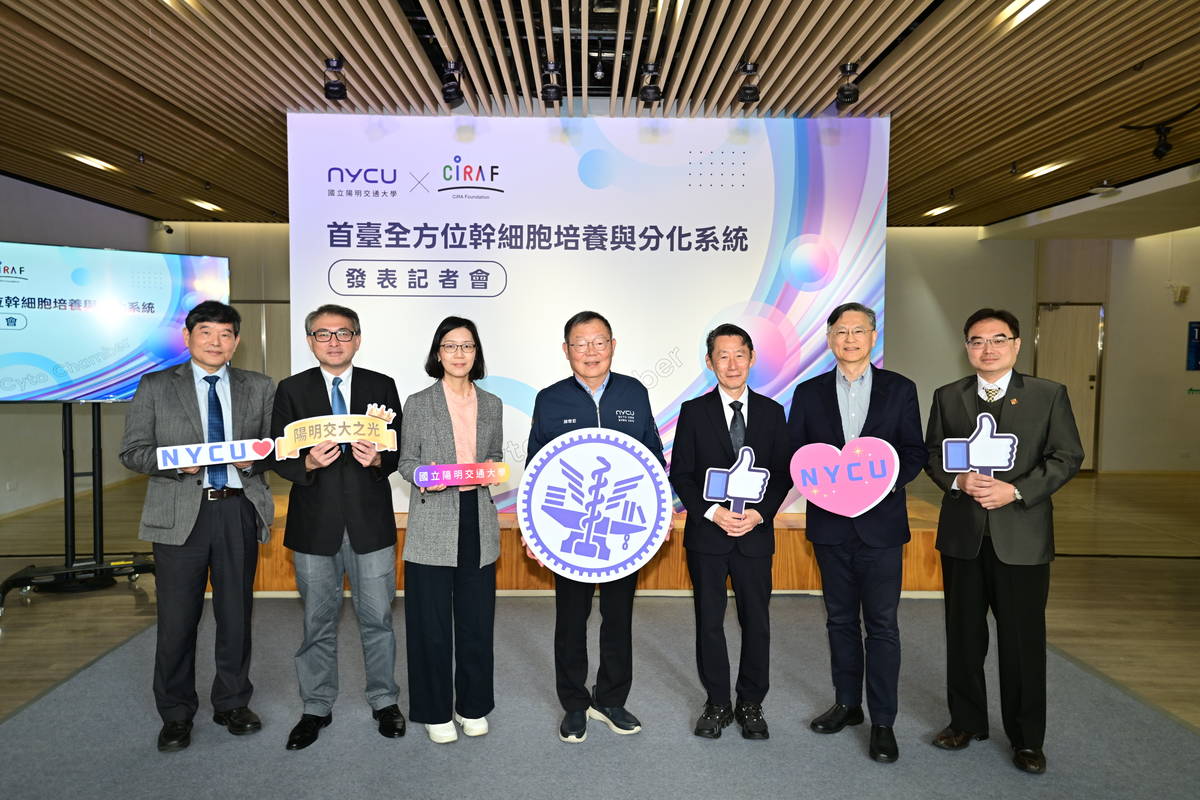 陽明交大「先鋒一號」問世記者會與會者合影。(陽明交大提供)