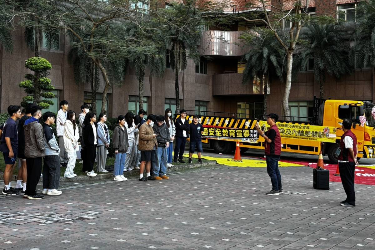 高市監理所前進義守大學 提醒學生遠離大型車