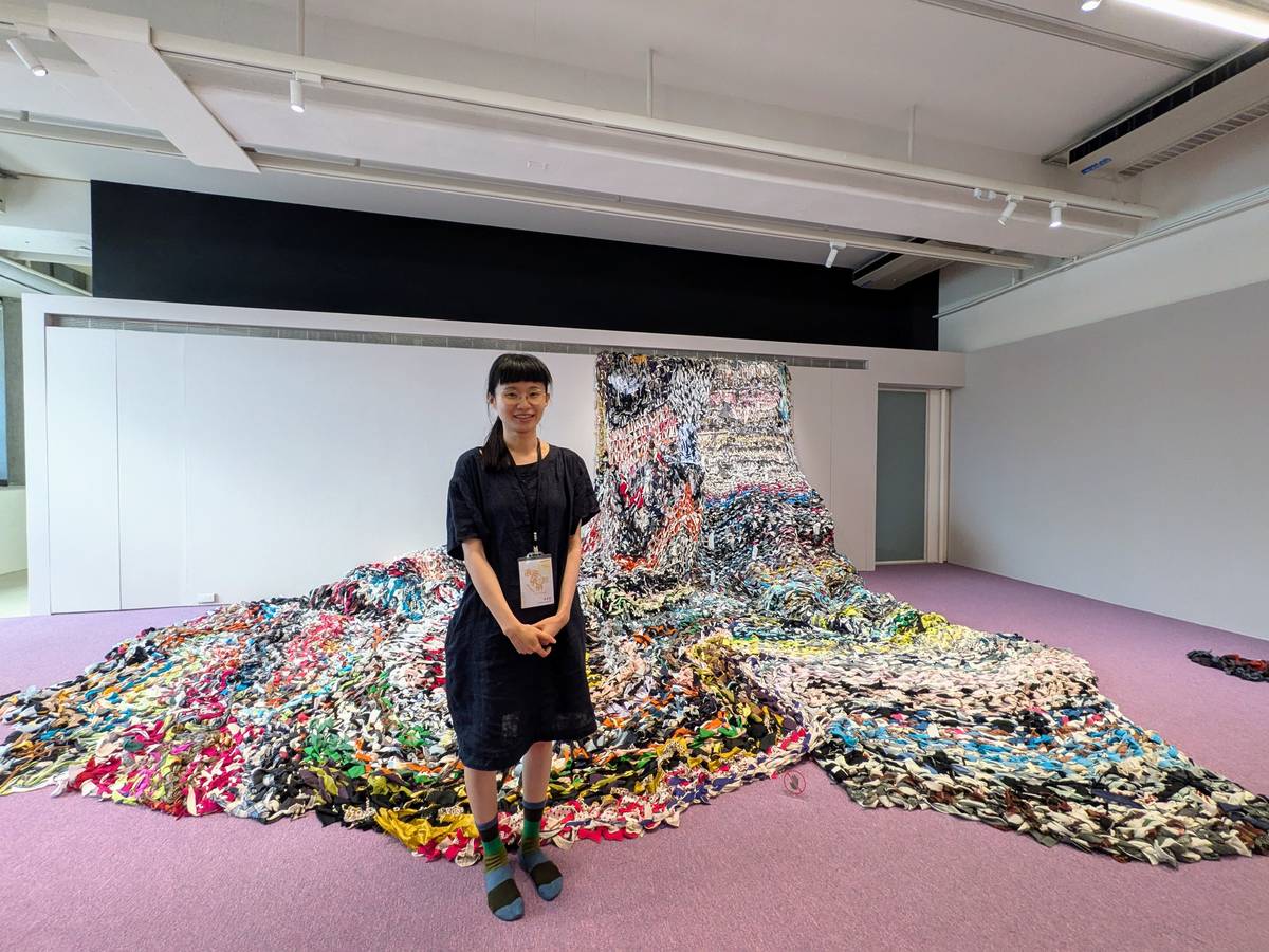藝術家蕭禹琦表示，瀑布般的布料地景如同一張共同記憶的地圖