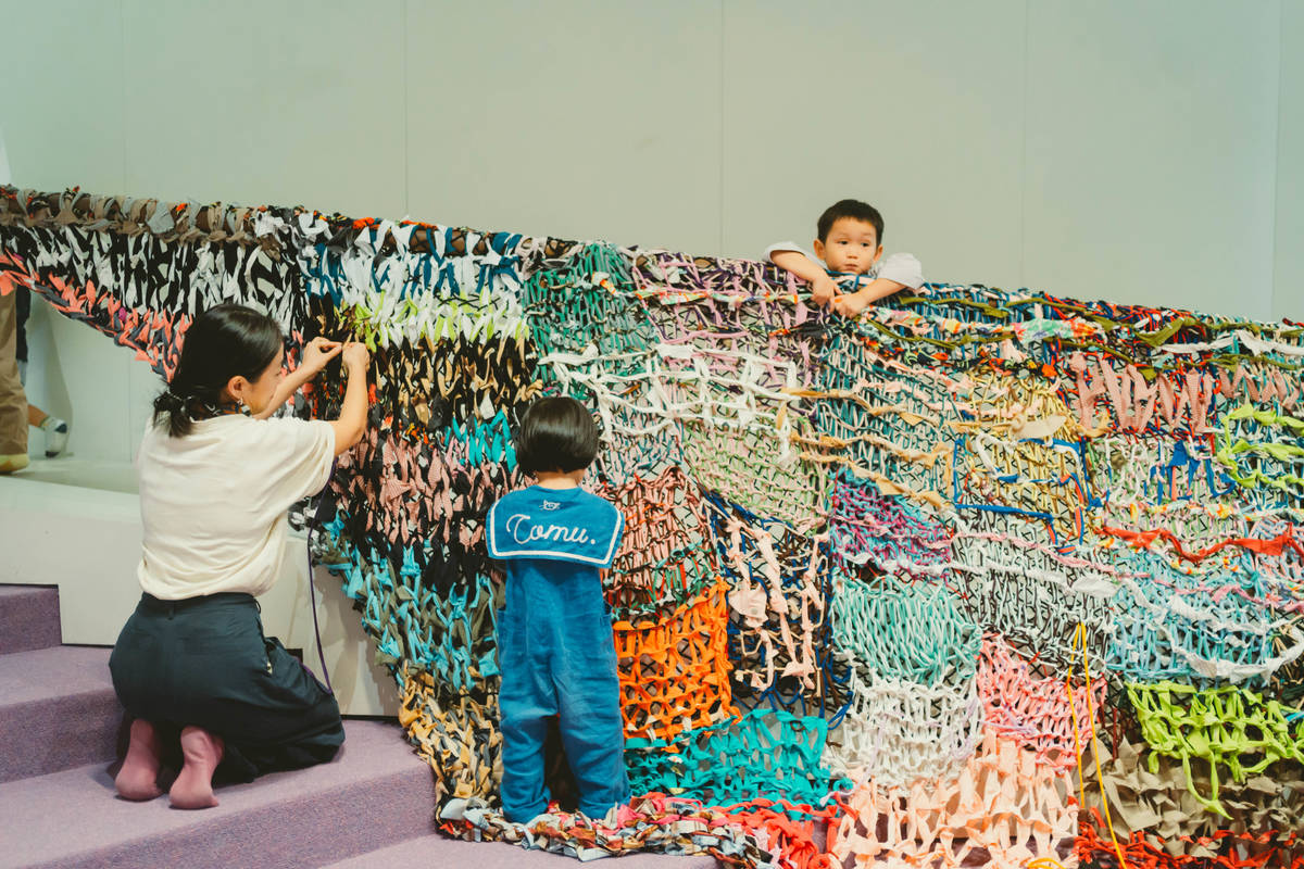 藝術家蕭禹琦將舊衣拆解再重組編織，打造《蔓延攀爬》作品(圖片提供:北美館)