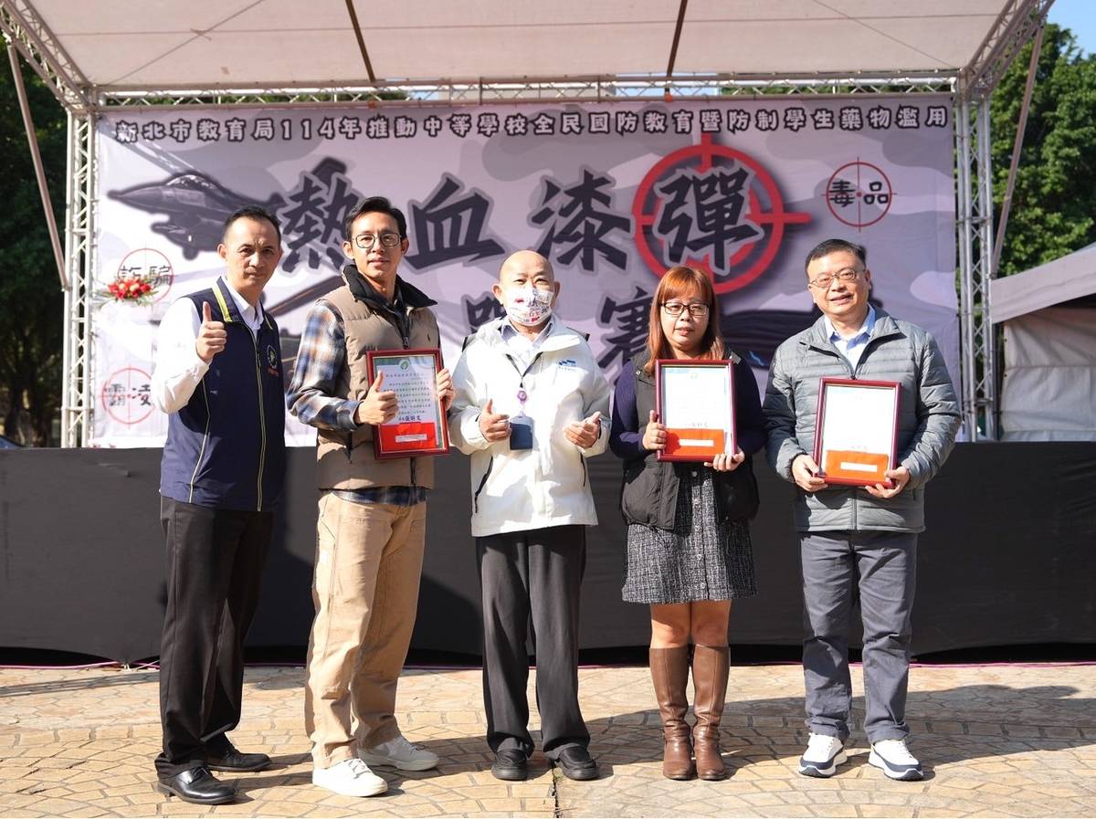 全民國防教育考評暨傑出貢獻獎頒獎，與獲獎人員（個人獎）合影