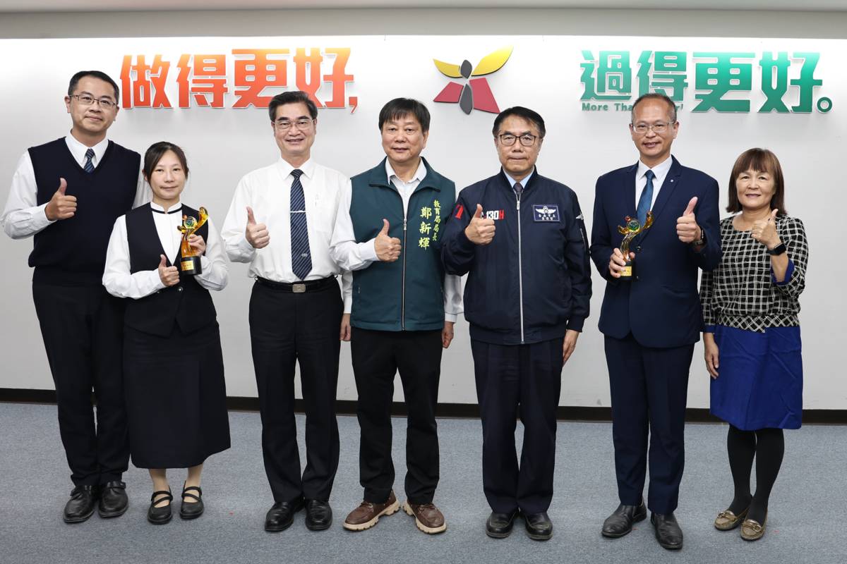 友善校園獎卓越學校安平區億載國小、國民中學傑出導師慈濟中學國中部黃淑如(左二)於市政會議獻獎