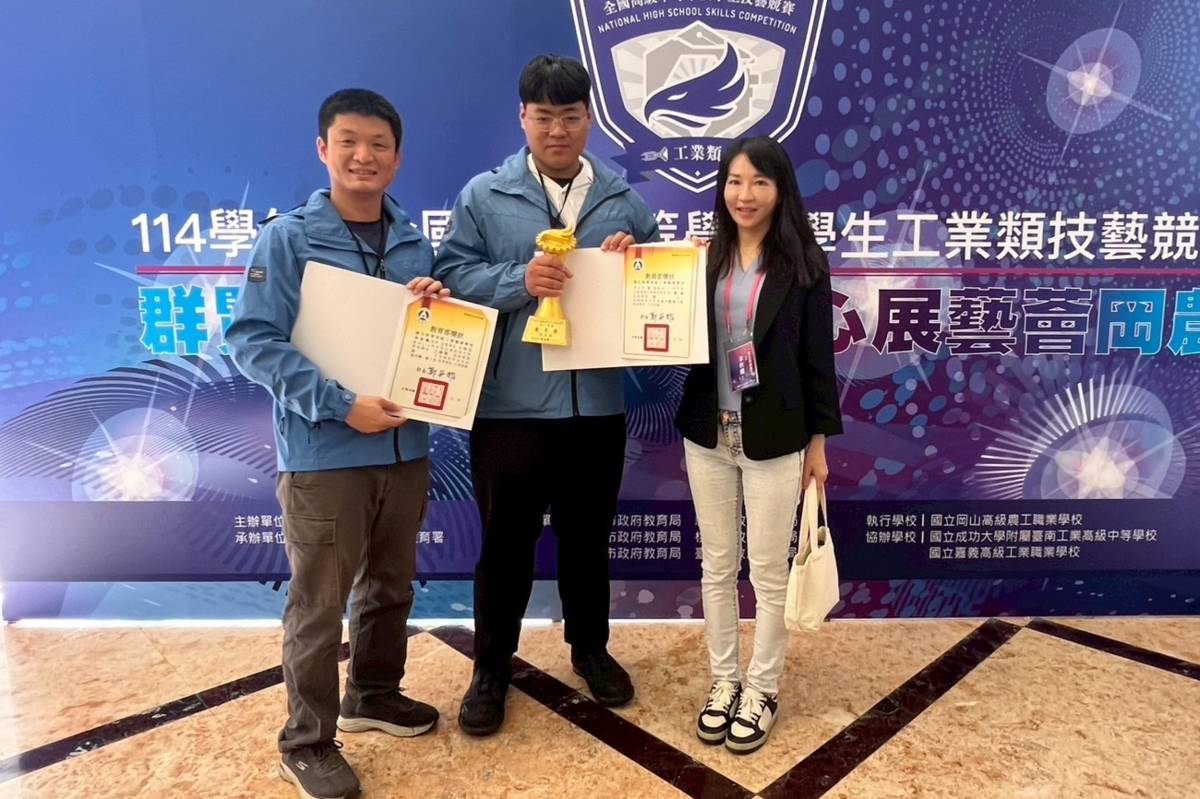 金手獎第三名-校長與選手及指導老師合影