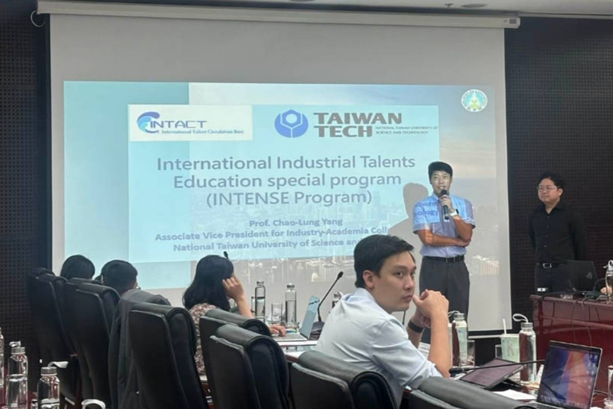 臺越基地計畫主持人、臺科大副產學長楊朝龍在越南峴港投資促進支援中心舉辦新型專班獎學金計畫說明會，現場吸引約80名學生、教師和家長參加。(臺科大提供)