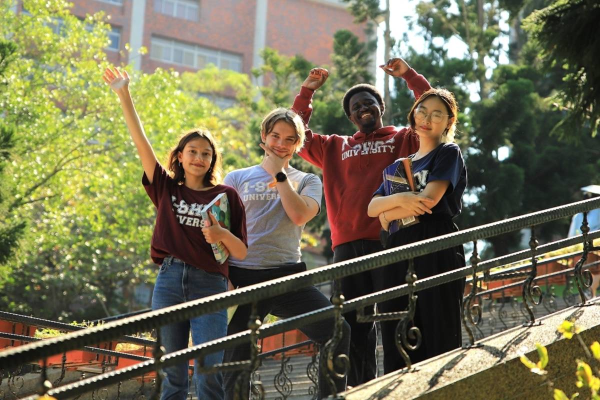 義守大學目前約有1500位外籍生，校園如同一個小型聯合國