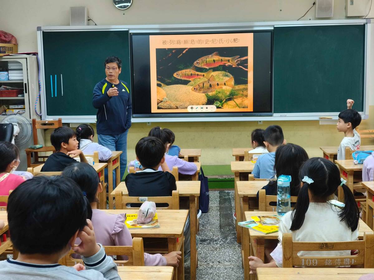 臺灣原生魚類保育協會鍾宸瑞老師，為學生進行一場生動的「臺灣原生魚介紹」課程