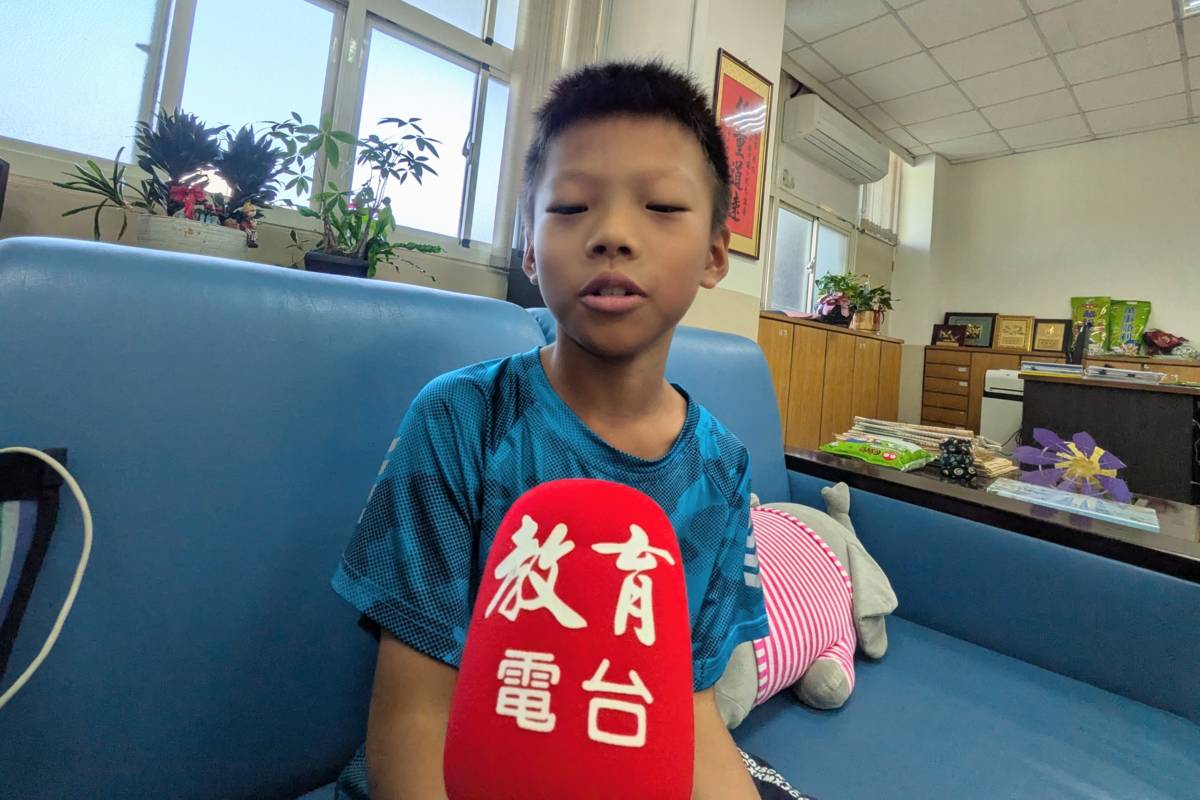 第一次放養臺灣原生種「史尼氏小䰾」，學生張柏釔覺得過程新鮮又有趣