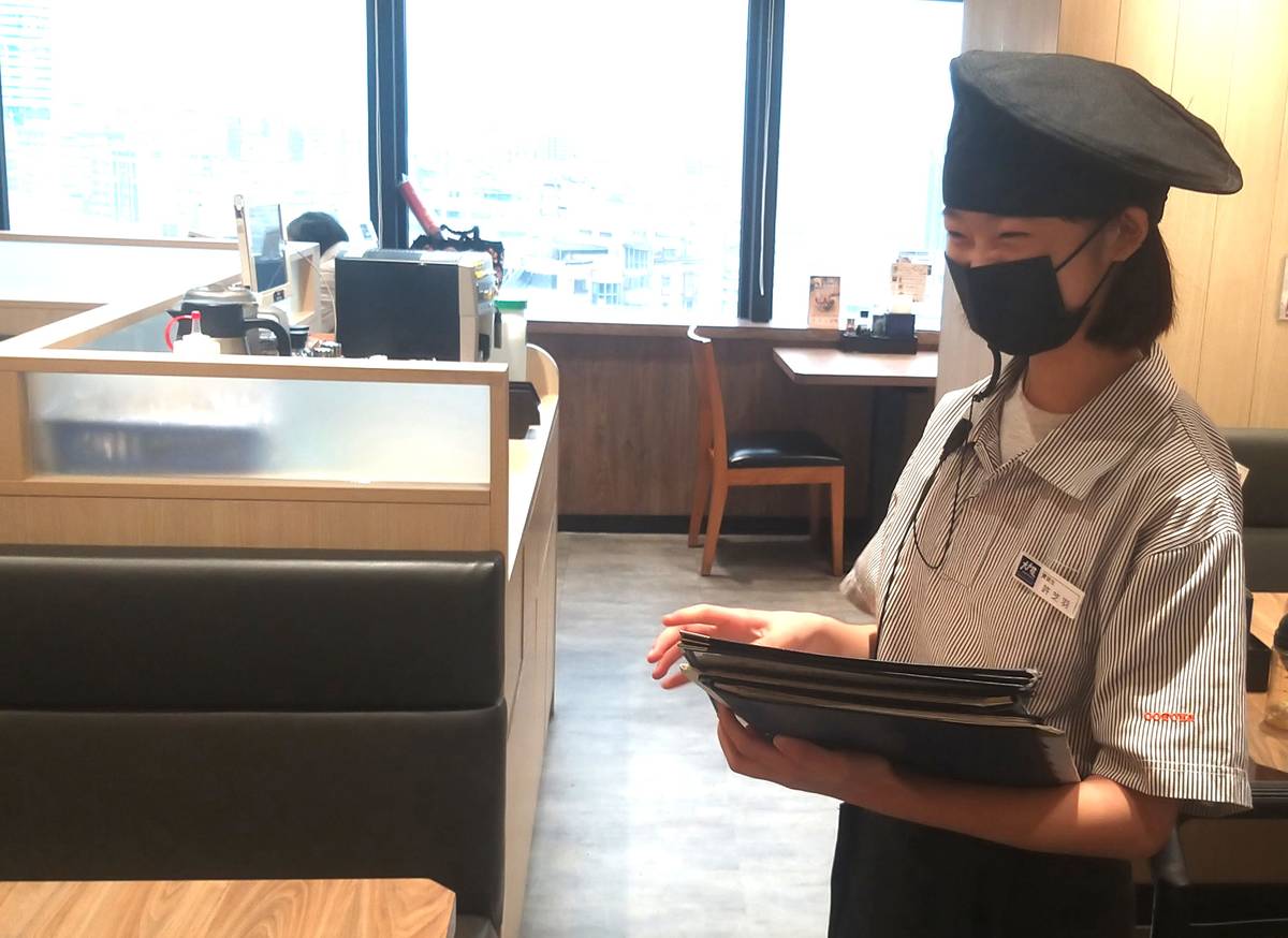 建教生許芝羽於職場訓練服務客人