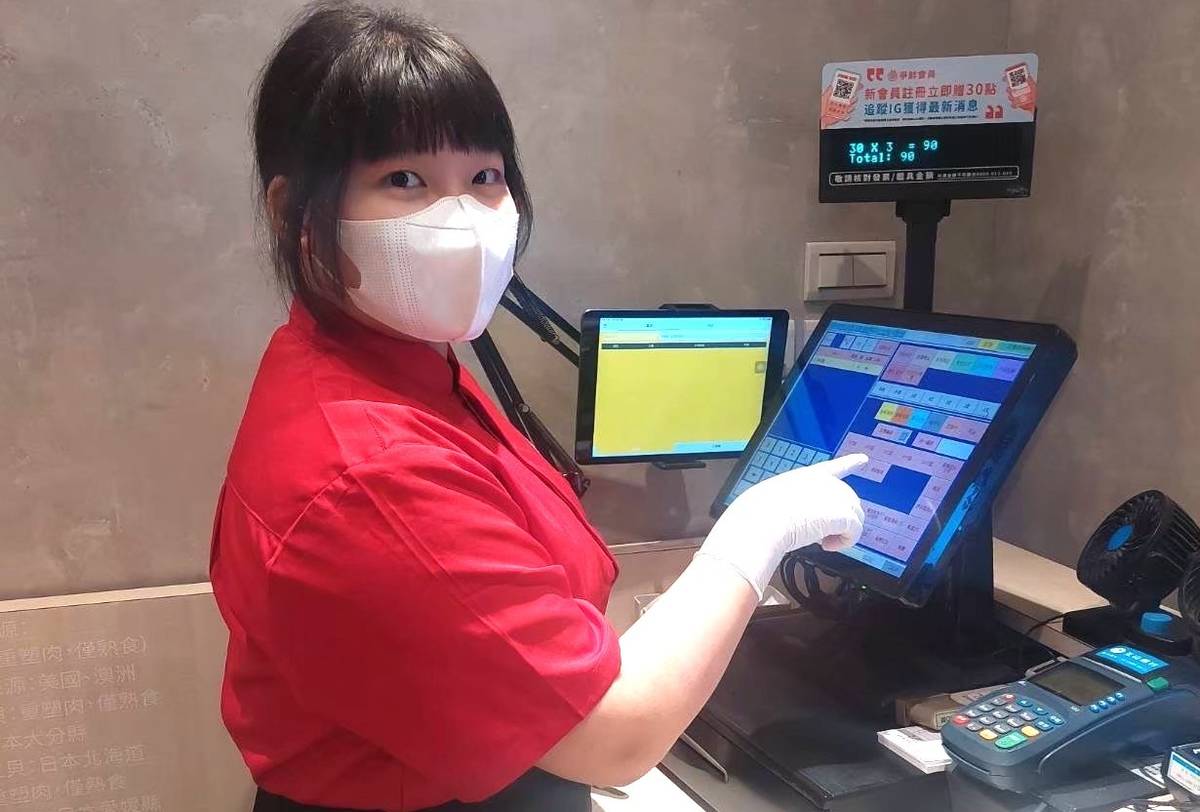 建教生蔡沛錡於職場進行收銀服務訓練