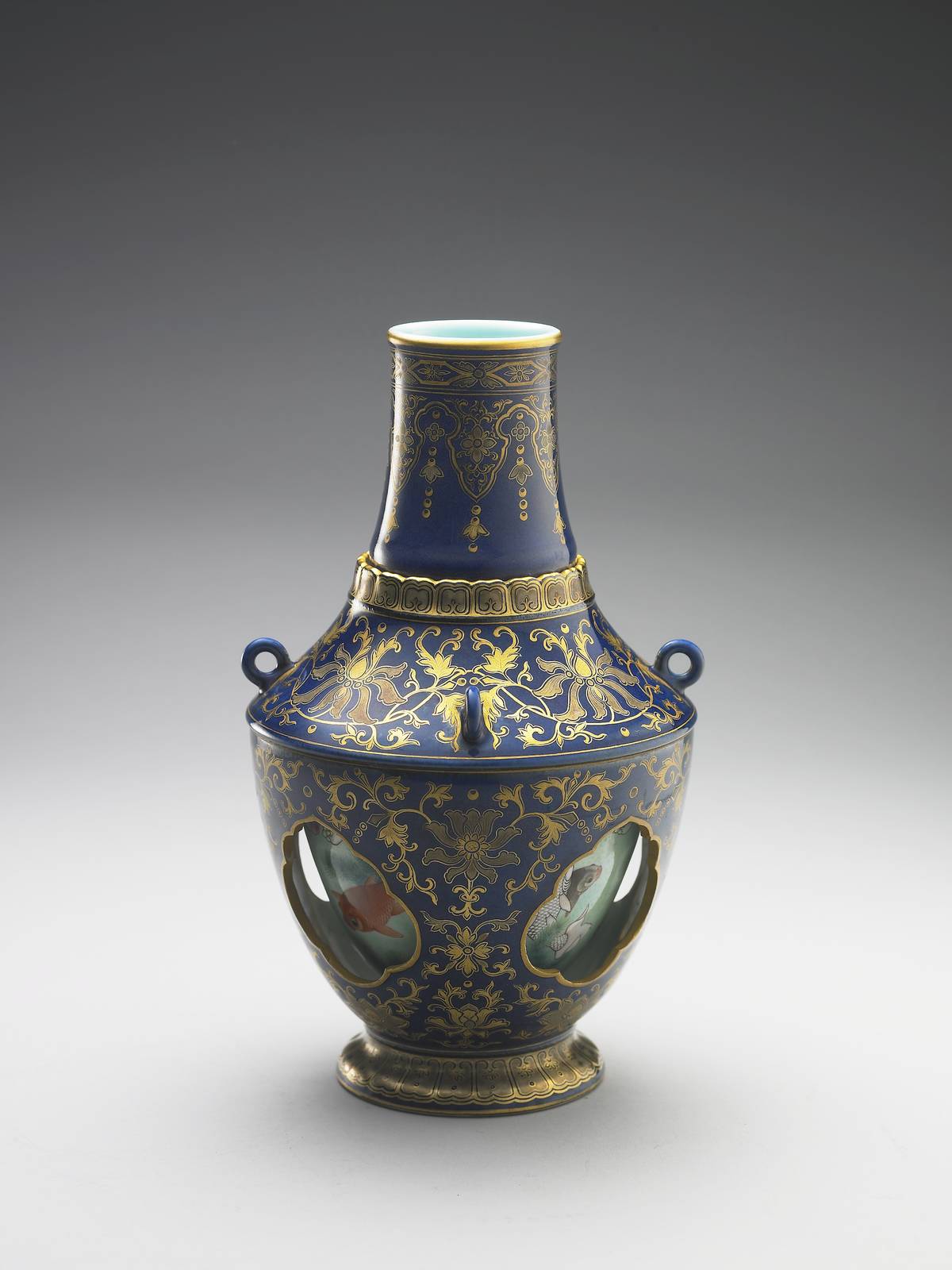 霽青釉描金游魚轉心瓶。（故宮提供）