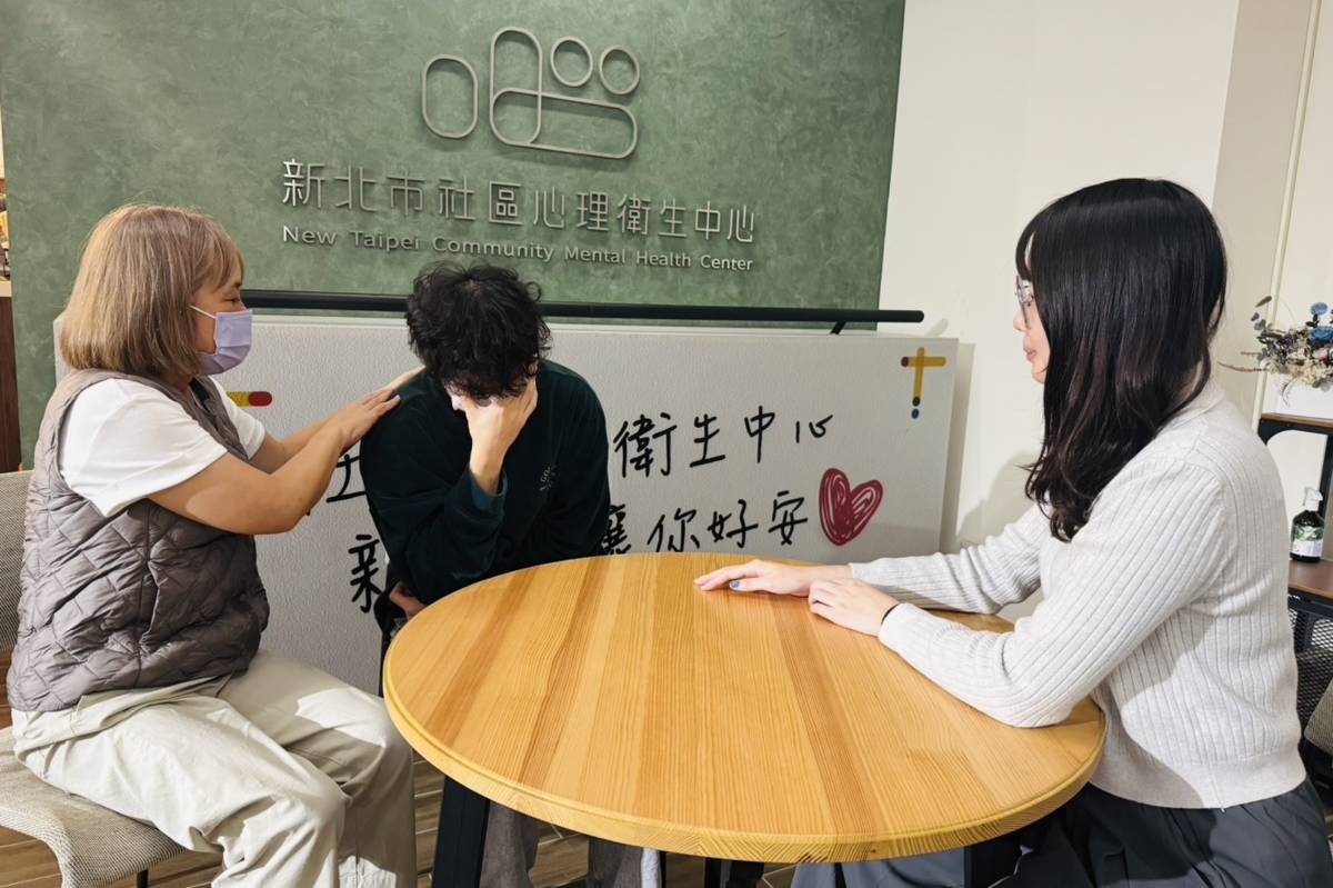 新北社區心衛中心在地提供民眾諮詢關懷服務。（新北市衛生局提供）